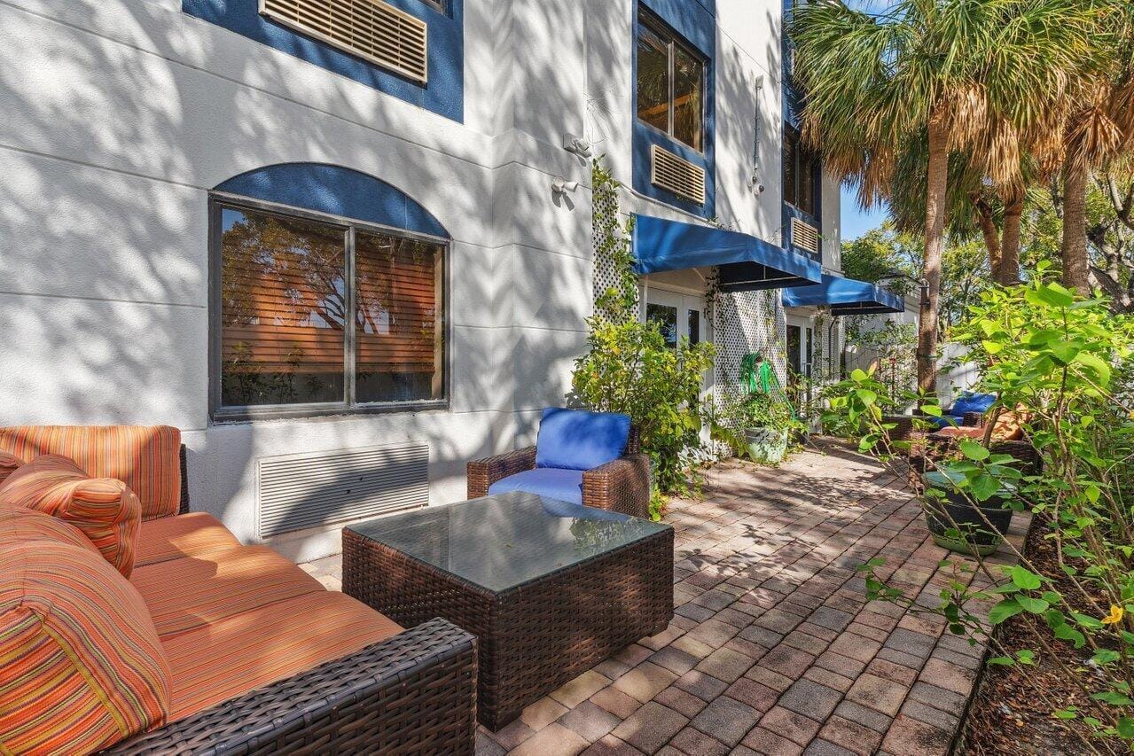 7051 N Seacrest Boulevard, Lantana, FL 33462 photo 6