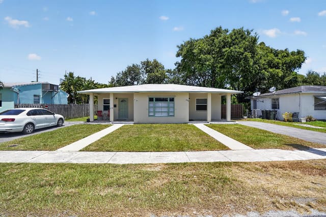 208 SW 2ND Place 1-2, North Dania Heights, Dania Beach, FL