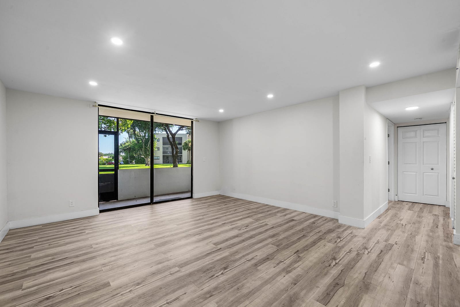 5190 LAS VERDES Circle 105, Delray Beach, FL 33484 photo 4