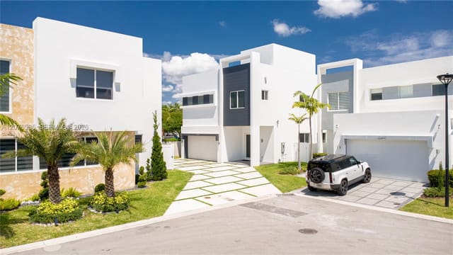10381 NW 67th Terrace, Doral Palms South, Doral, FL