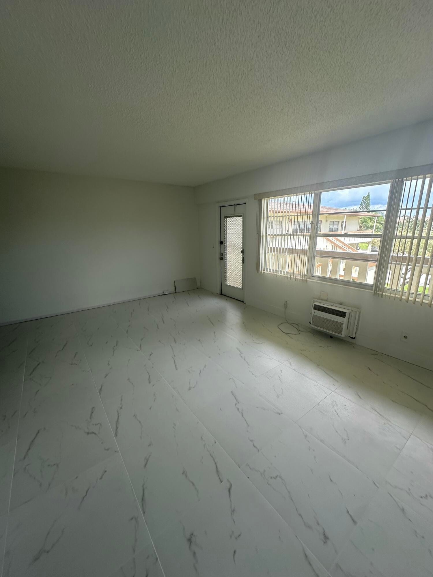205 MANSFIELD Way E — photo 2