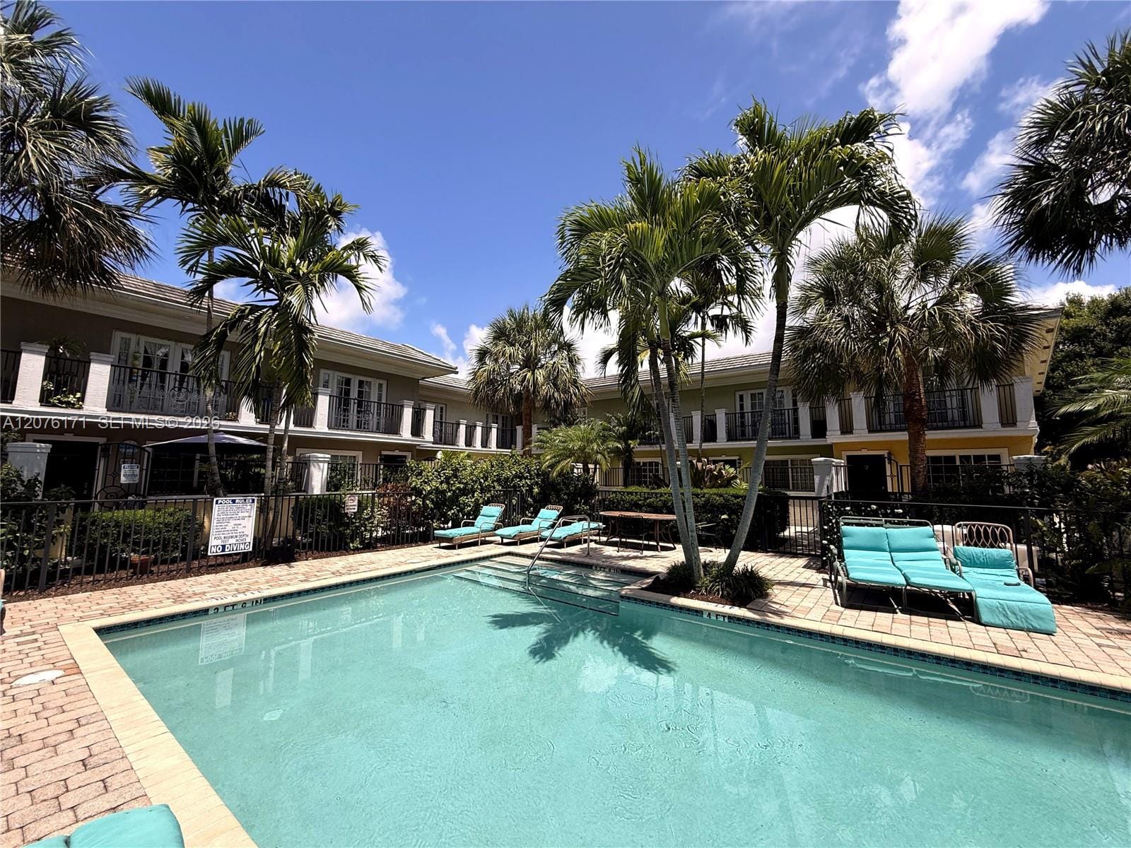 1000 Palm Trail 8, Delray Beach, FL 33483