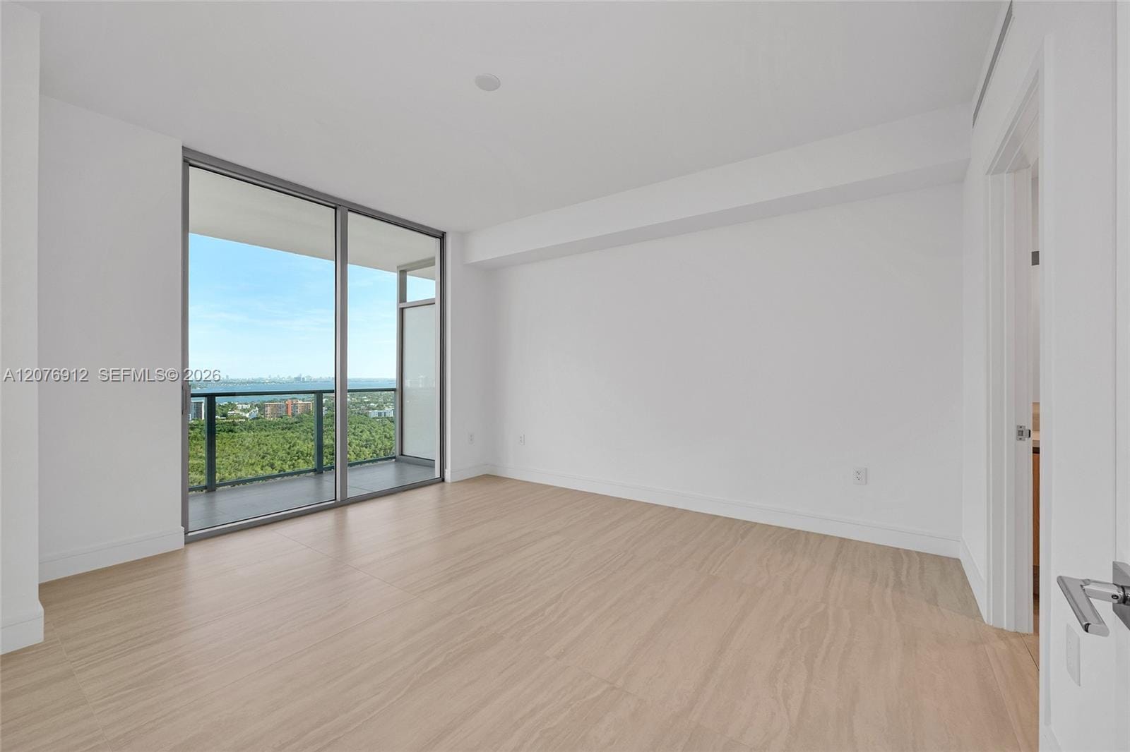 2411 Laguna Circle 2402 — photo 8