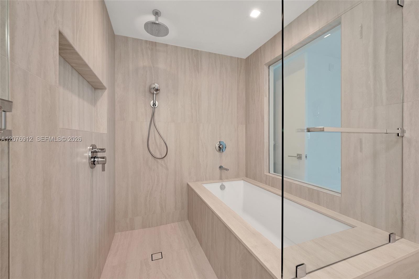 2411 Laguna Circle 2402 — photo 11