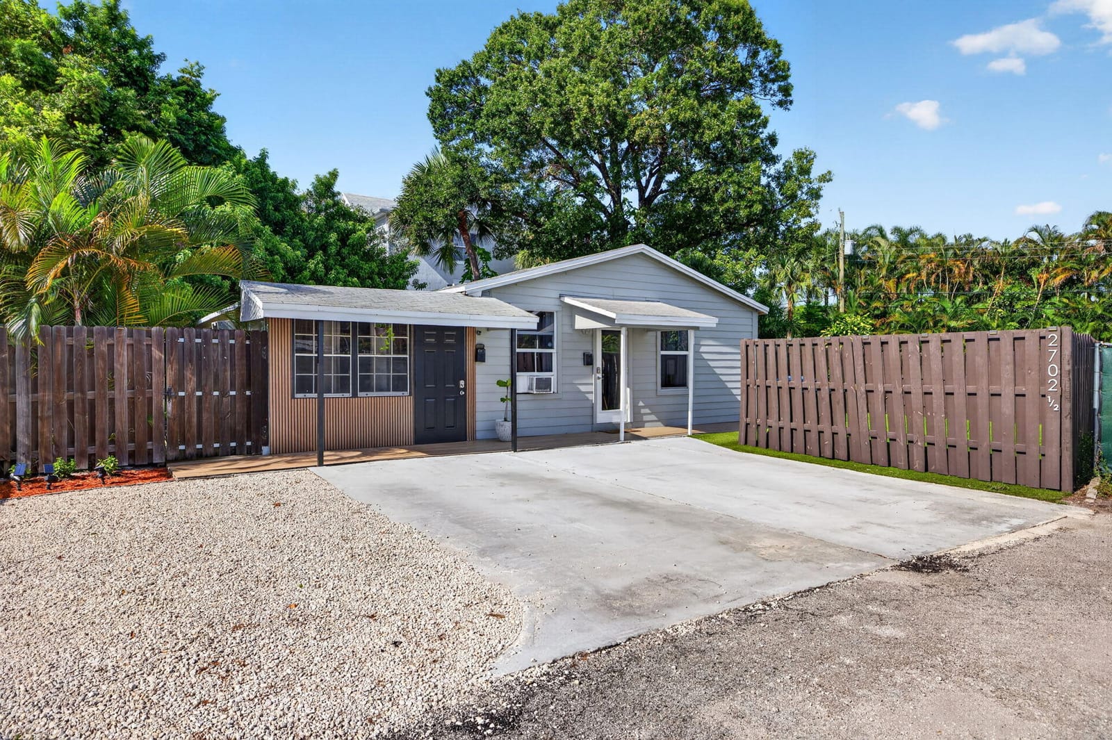 2702 NE 9TH Avenue 1/2 — photo 1
