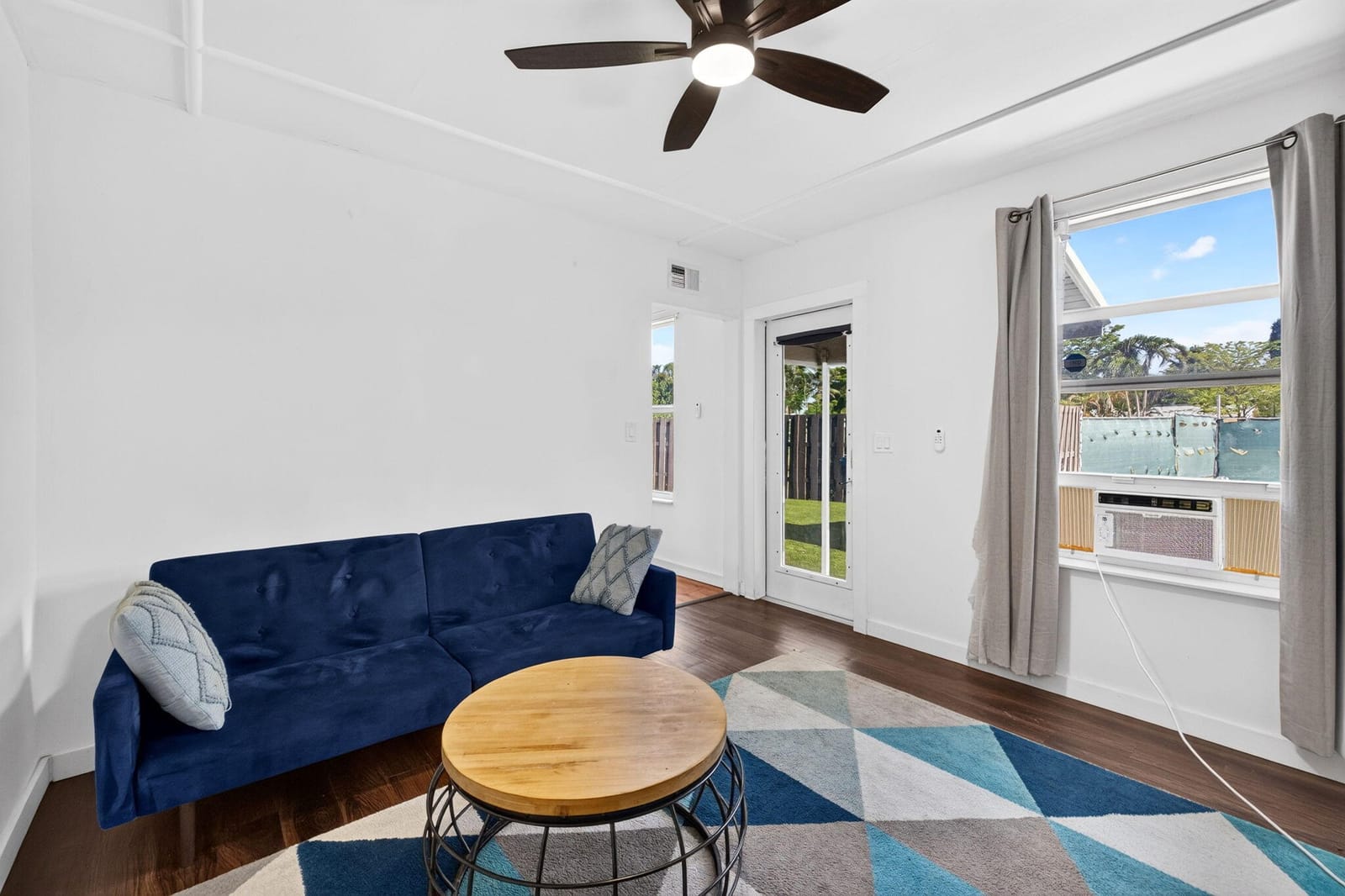 2702 NE 9TH Avenue 1/2 — photo 3