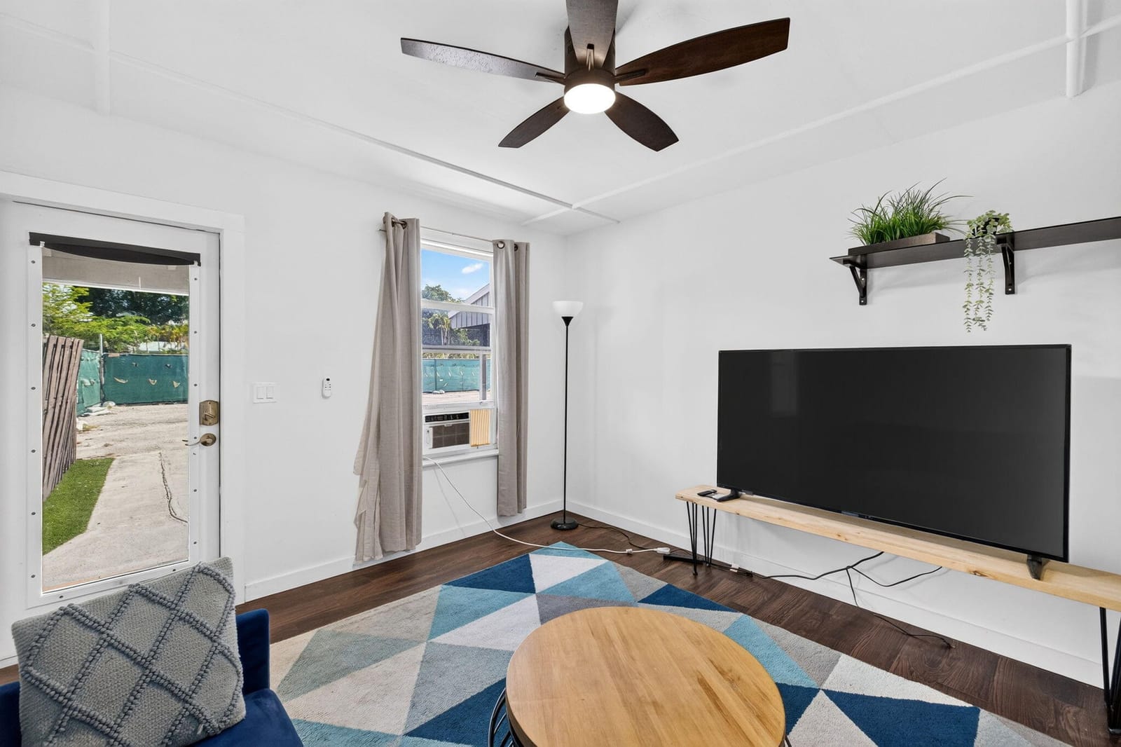2702 NE 9TH Avenue 1/2 — photo 4