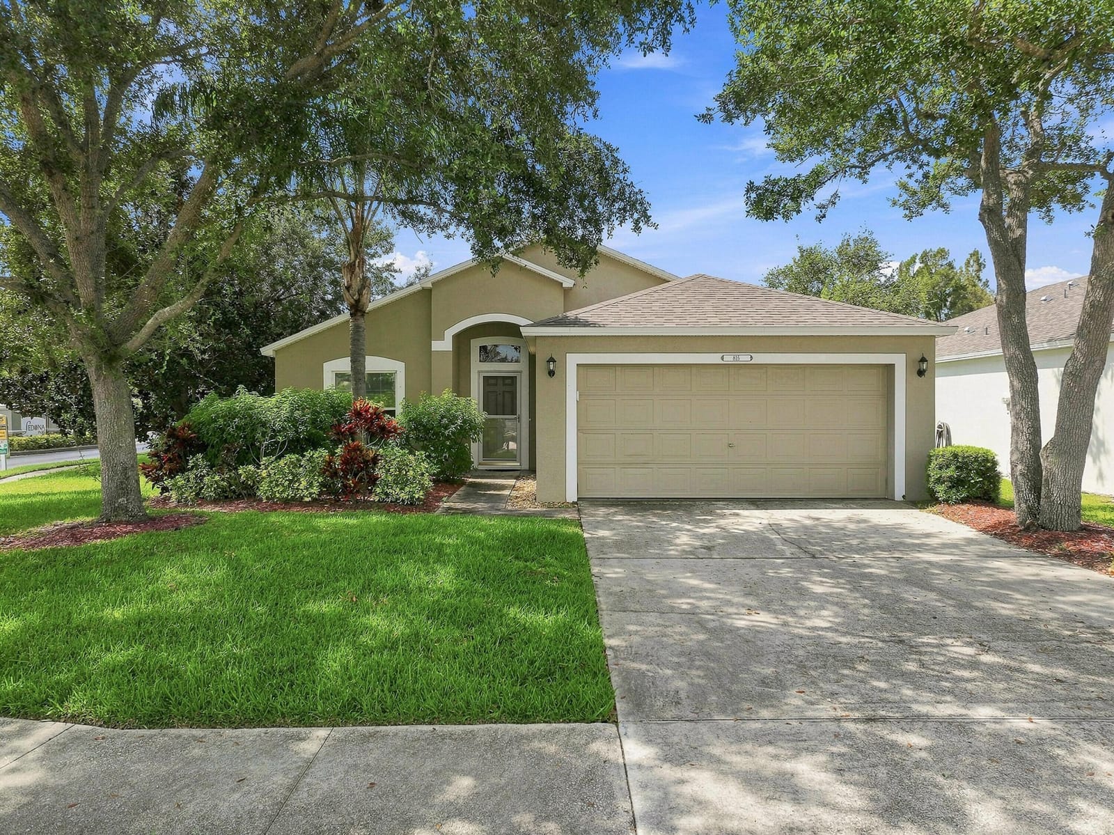 815 Greenleaf Circle — photo 2
