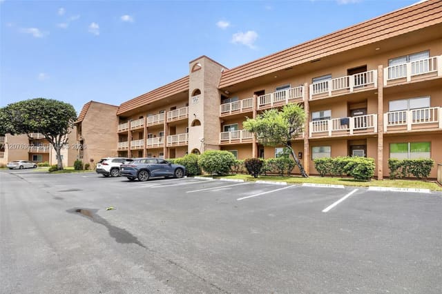 9721 Sunrise Lakes Boulevard 102, Sunrise, FL 33322