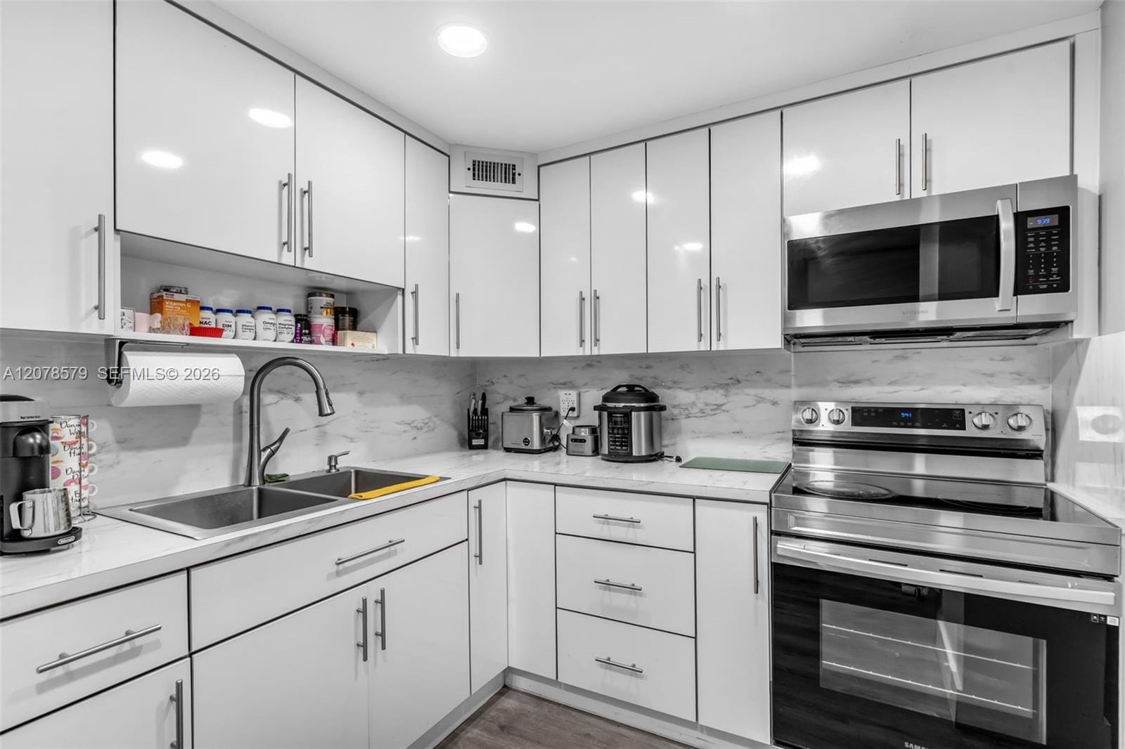 1825 W 44th Place 401 — photo 8