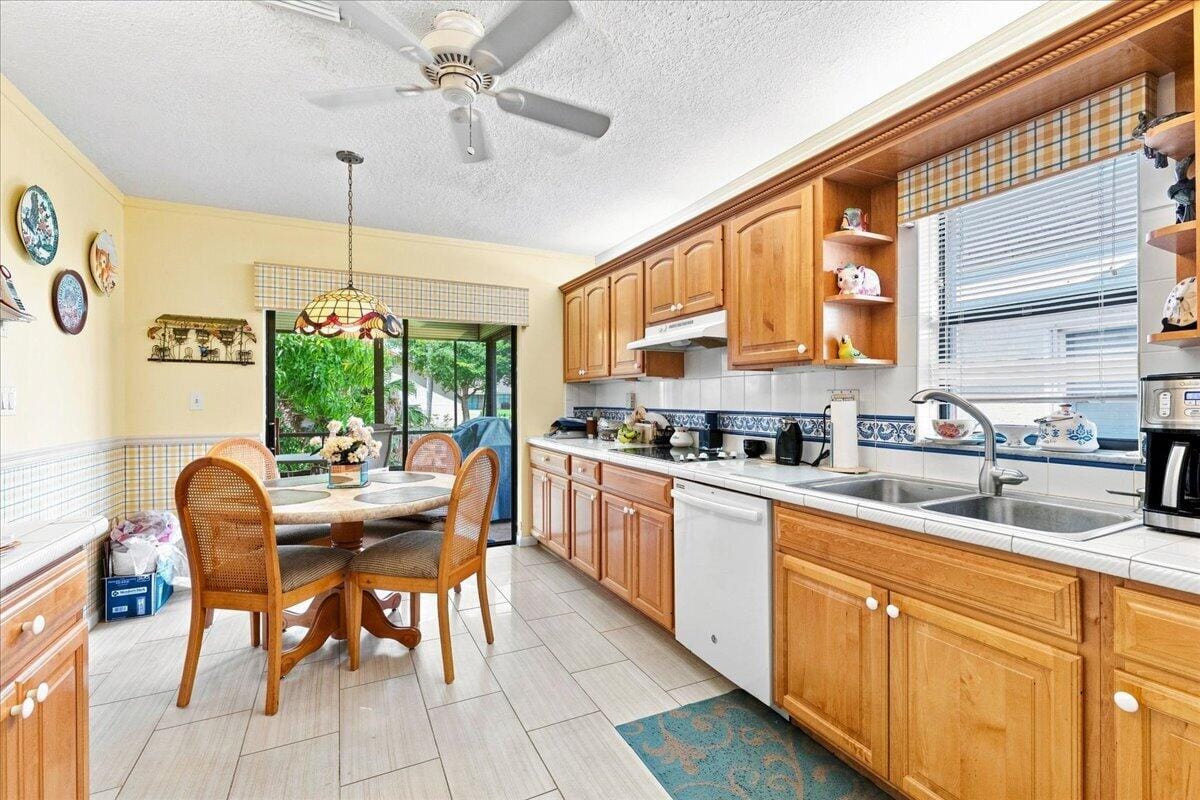 9843 NW 75TH Court NW, Tamarac, FL 33321 photo 17