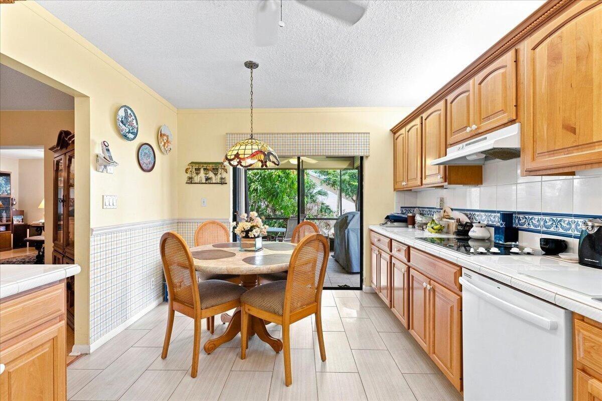 9843 NW 75TH Court NW, Tamarac, FL 33321 photo 18