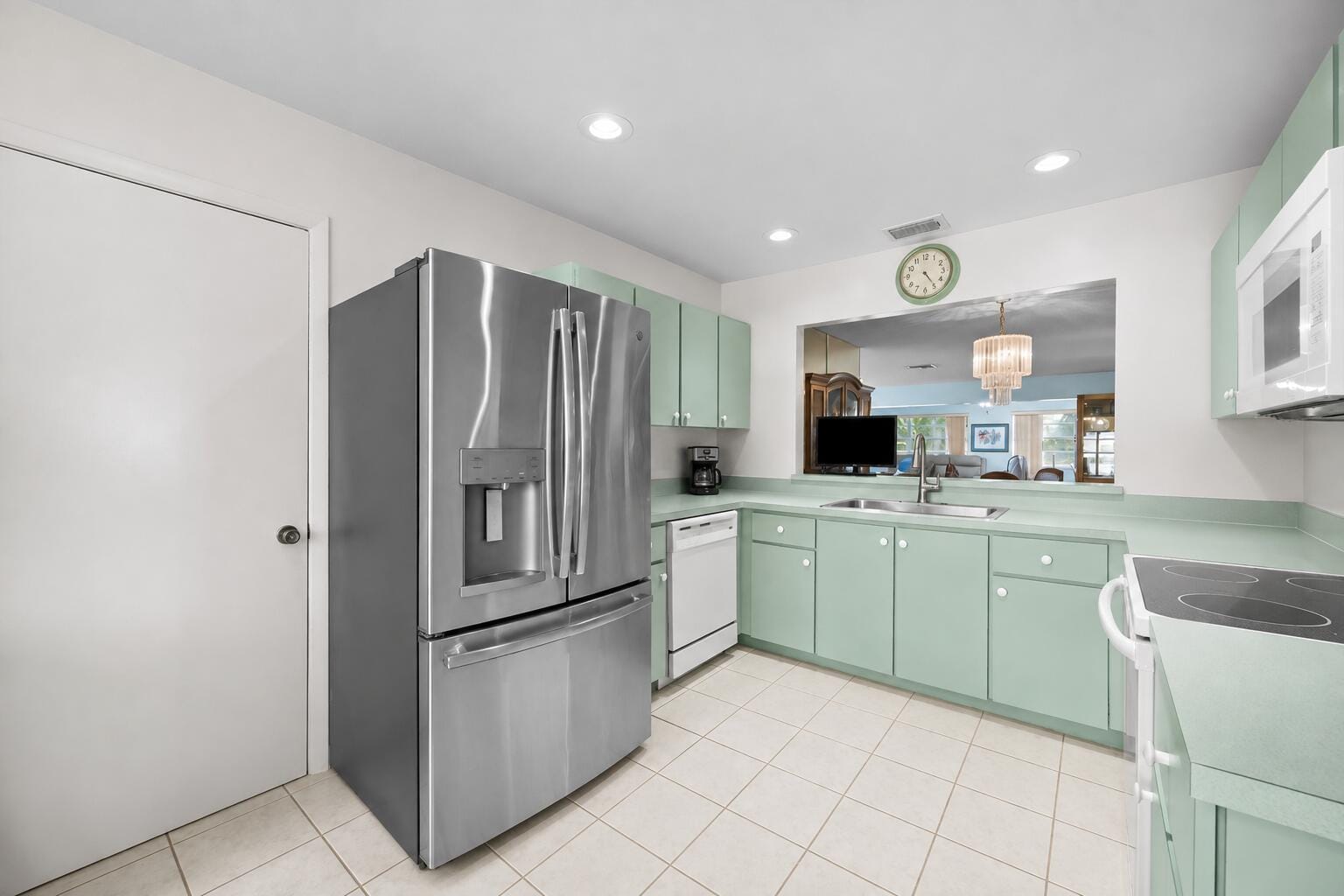 6127 RAINBOW Circle — photo 3