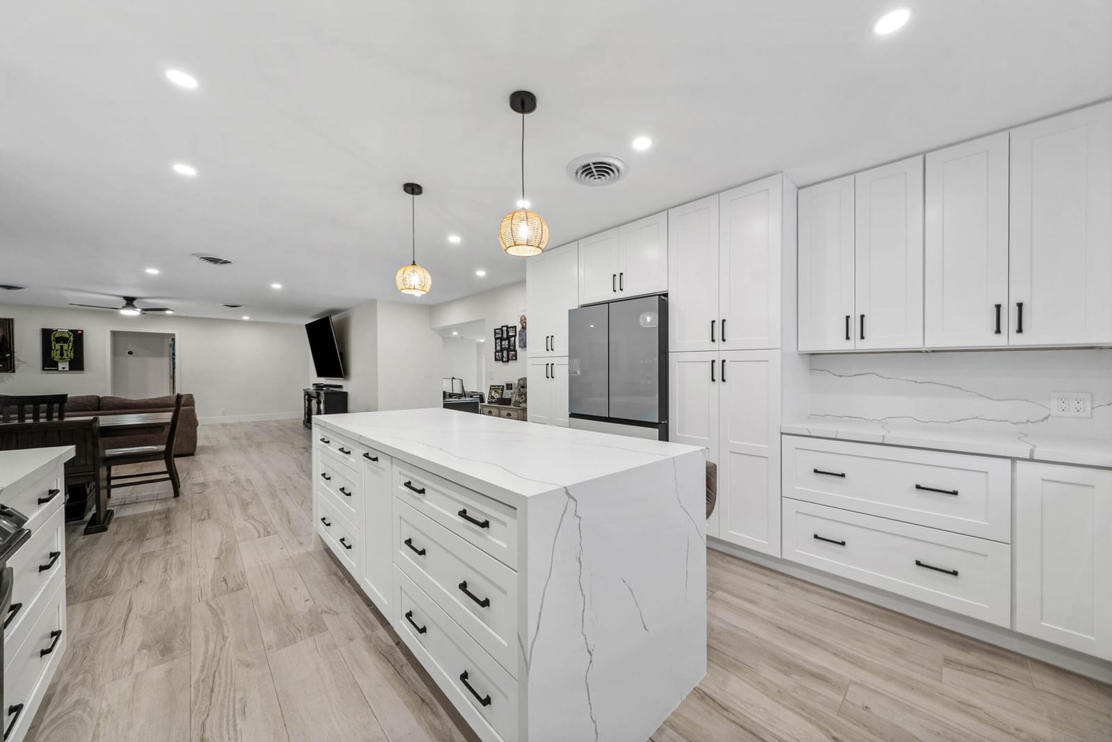 648 SW 3RD Street — photo 3