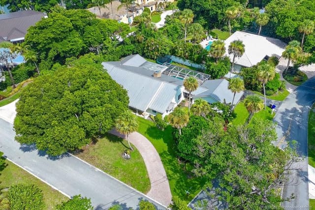 15 W High Point Road, Sewalls Point, FL 34996