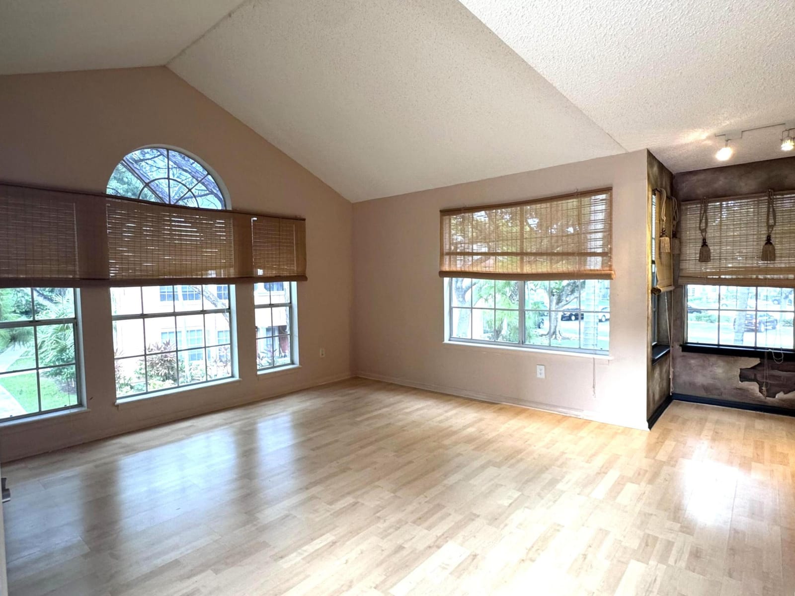 1011 Crystal Way — photo 2