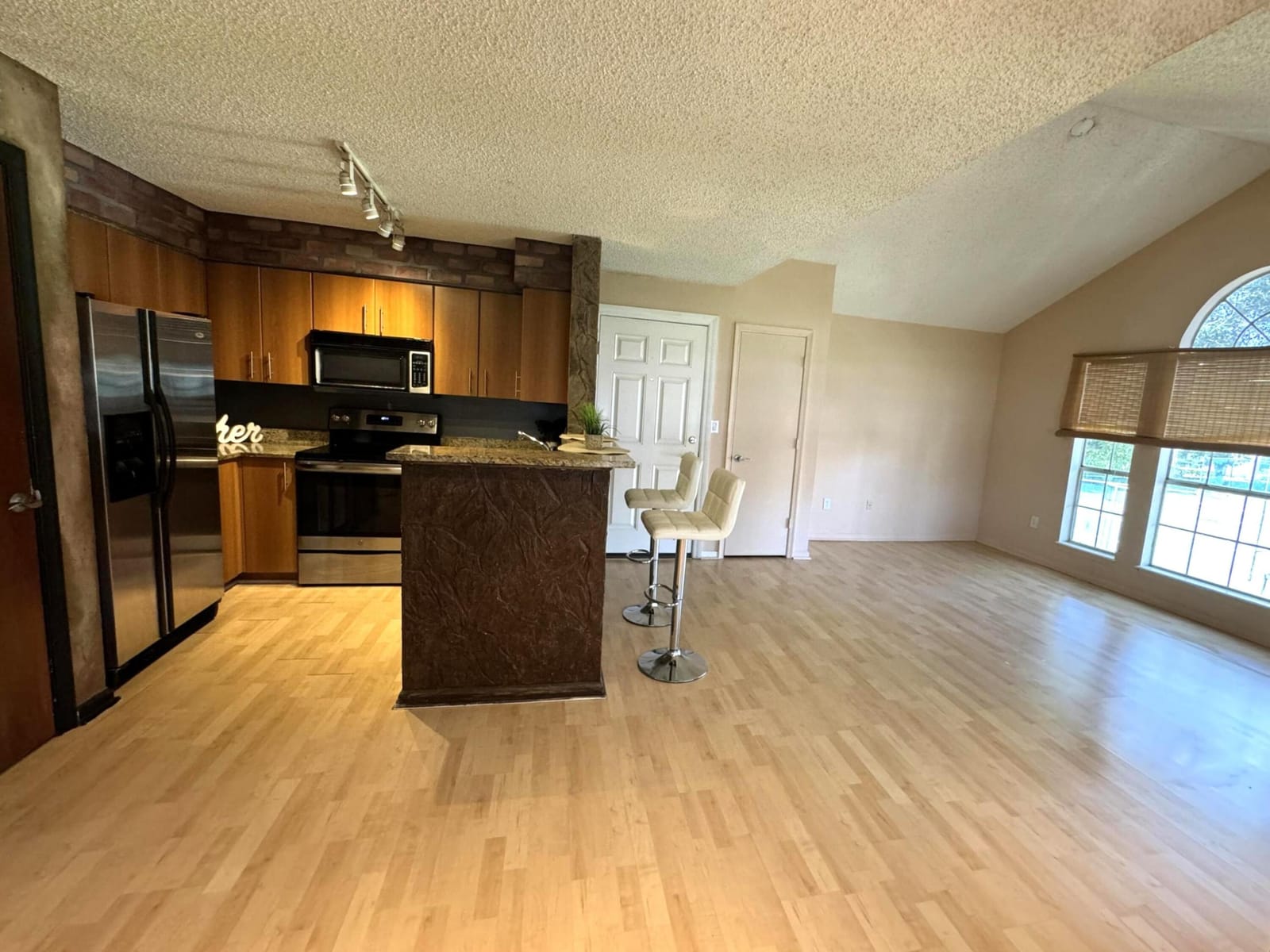 1011 Crystal Way — photo 3