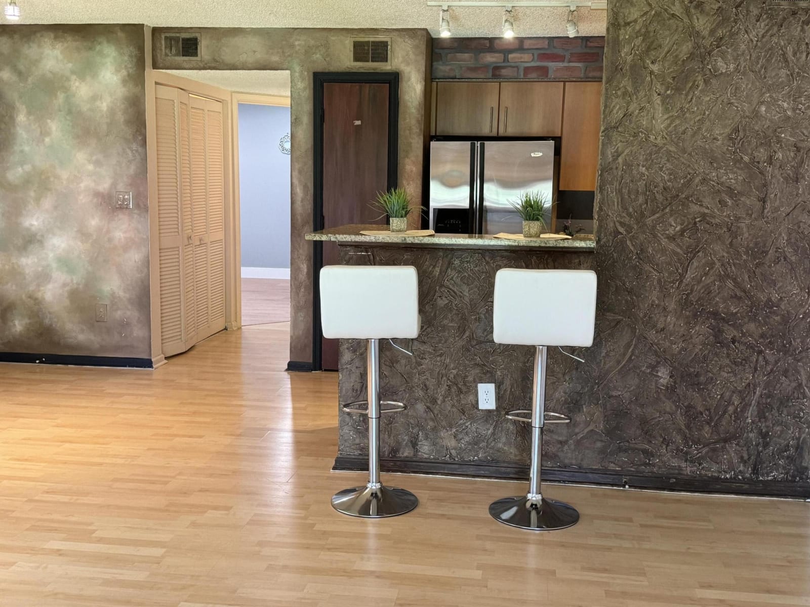 1011 Crystal Way — photo 4