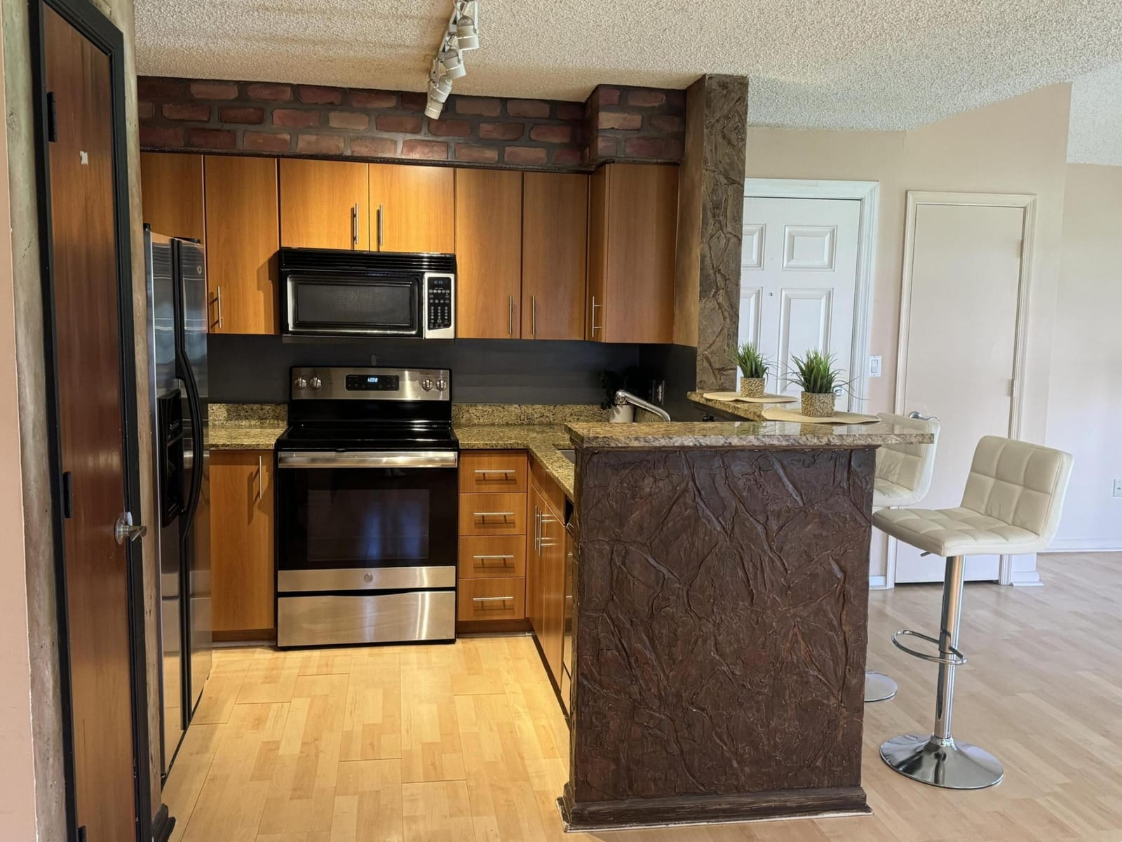 1011 Crystal Way — photo 5