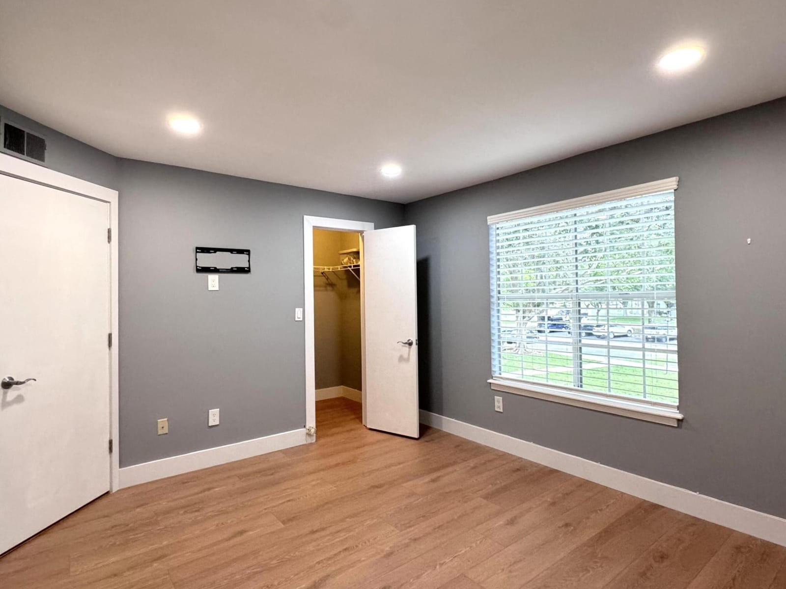 1011 Crystal Way — photo 9