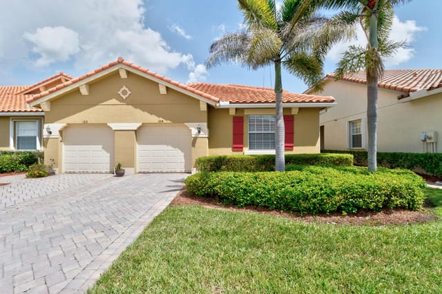 6380 OXFORD Circle 104D, Vero Beach, FL 32966