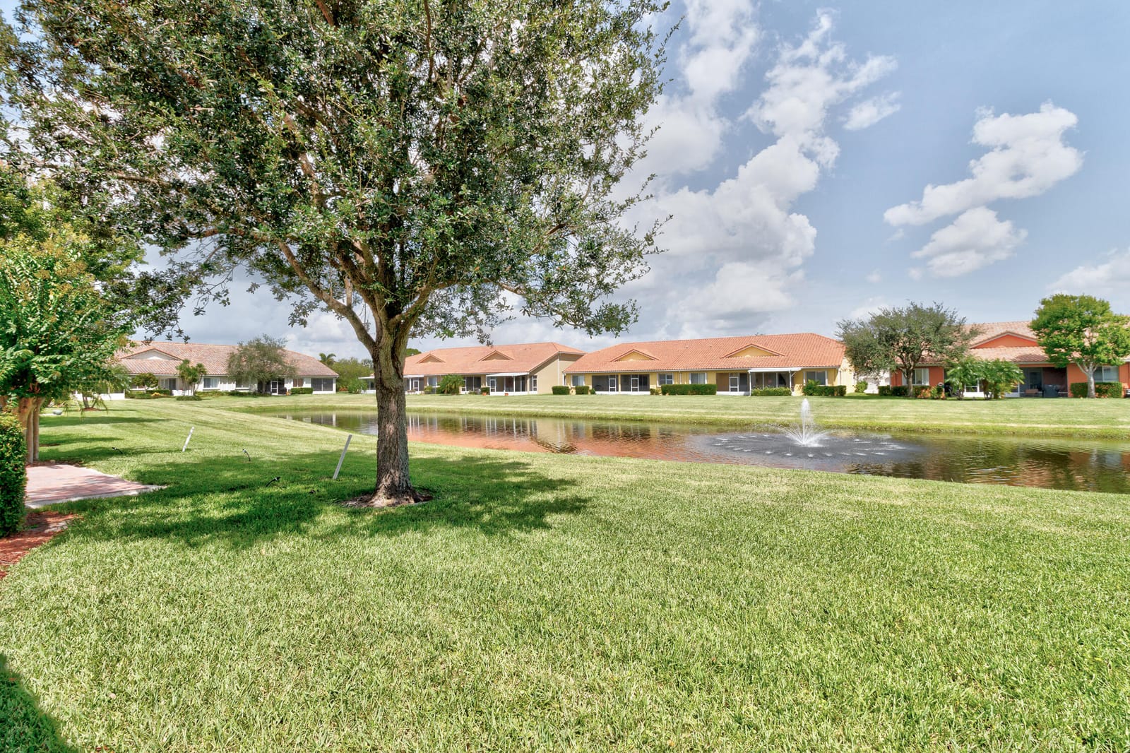 6380 OXFORD Circle 104D, Vero Beach, FL 32966 photo 2