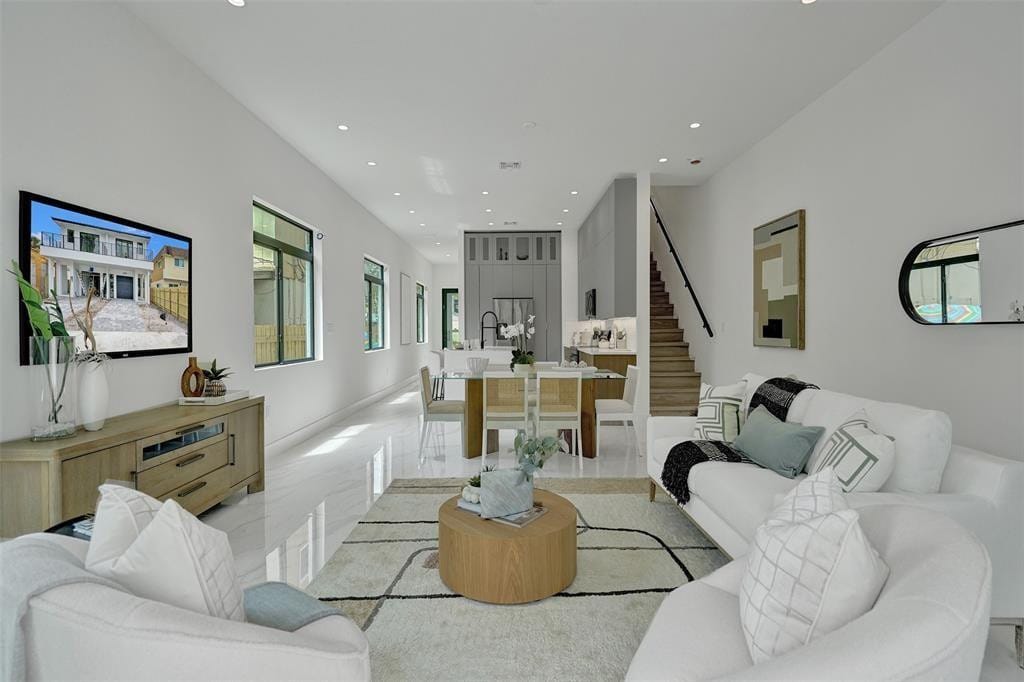 608 SW 7TH Avenue — photo 1