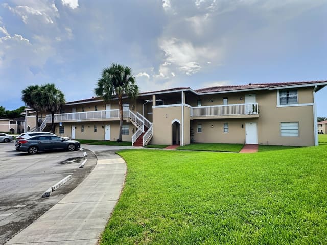 889 TWIN LAKES Drive 1-J, Coral Springs, FL 33071