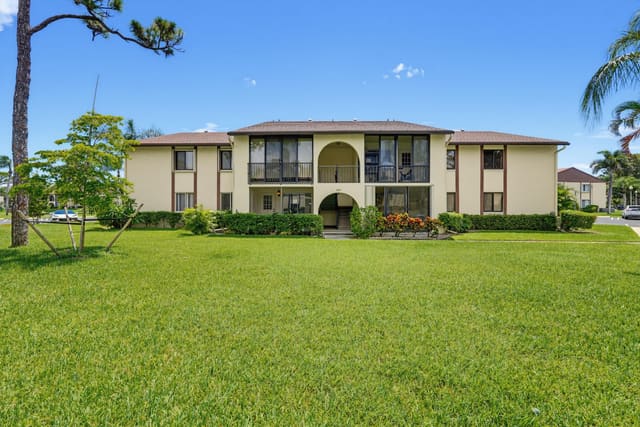 331 Knotty Pine Circle C-1, Greenacres, FL 33463