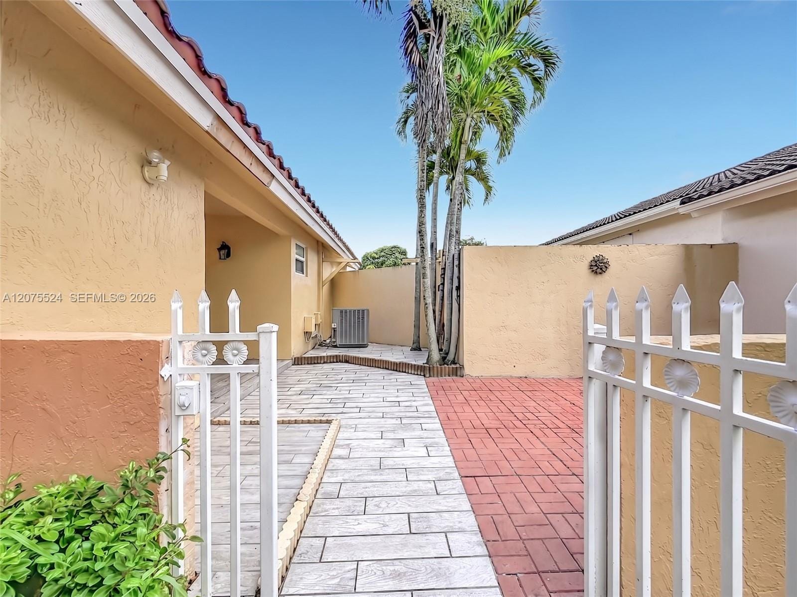 15071 S Waterford Drive 15071 — photo 3