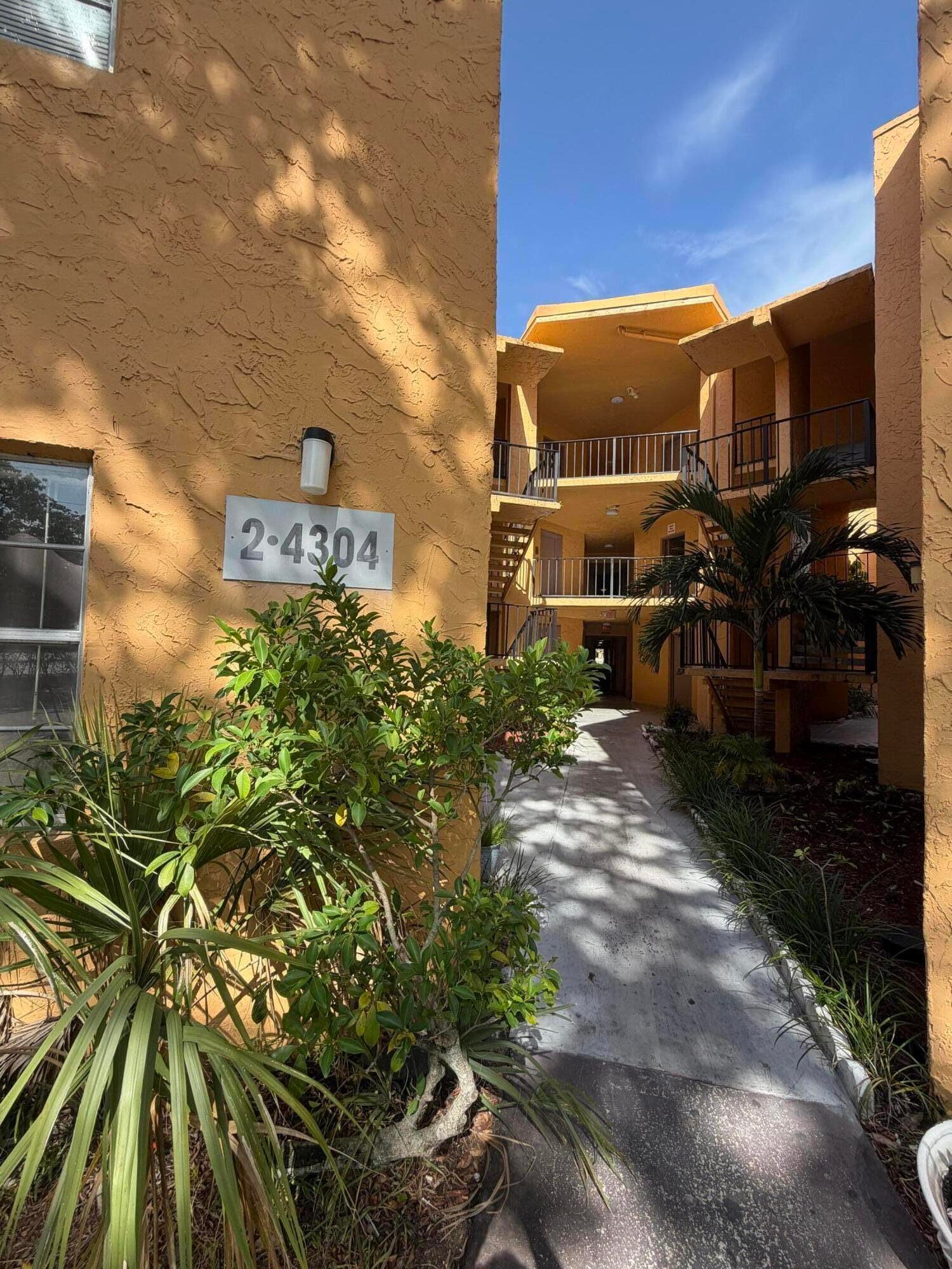 4304 NW 9th Ave 2-3B — photo 2