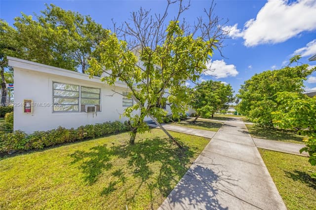 3740 W Hallandale Beach Boulevard, Hollywood, FL 33023