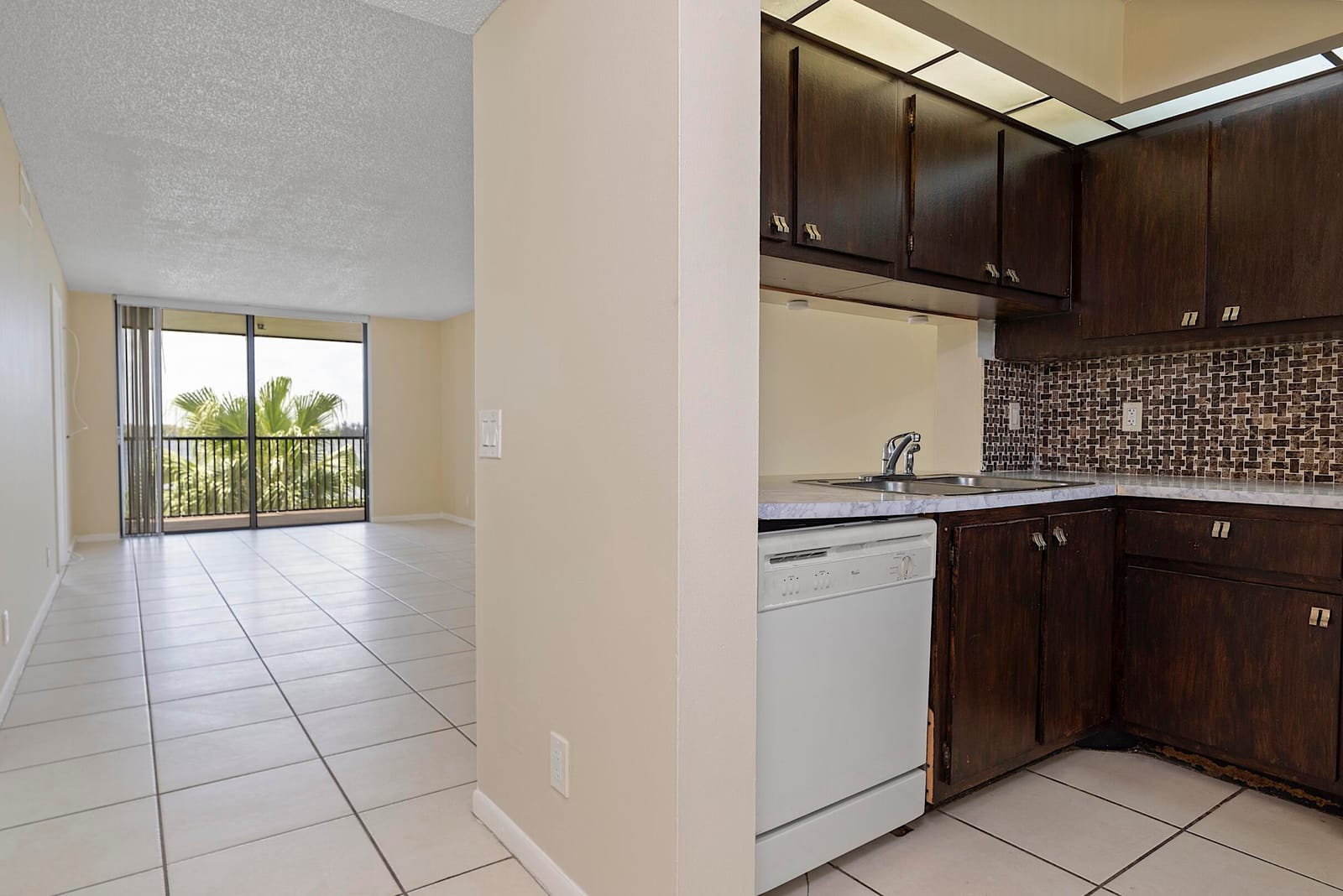 112 LAKE EMERALD Drive 209 — photo 2