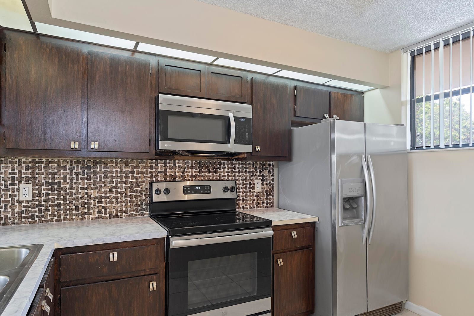 112 LAKE EMERALD Drive 209 — photo 3
