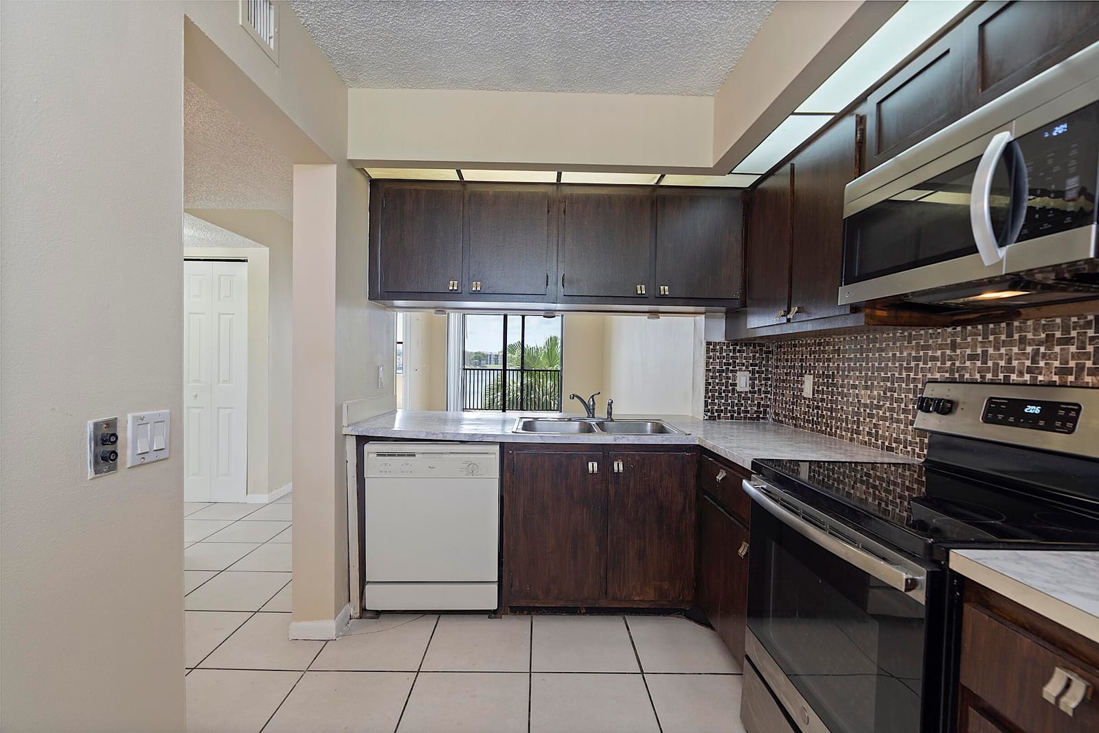 112 LAKE EMERALD Drive 209 — photo 4