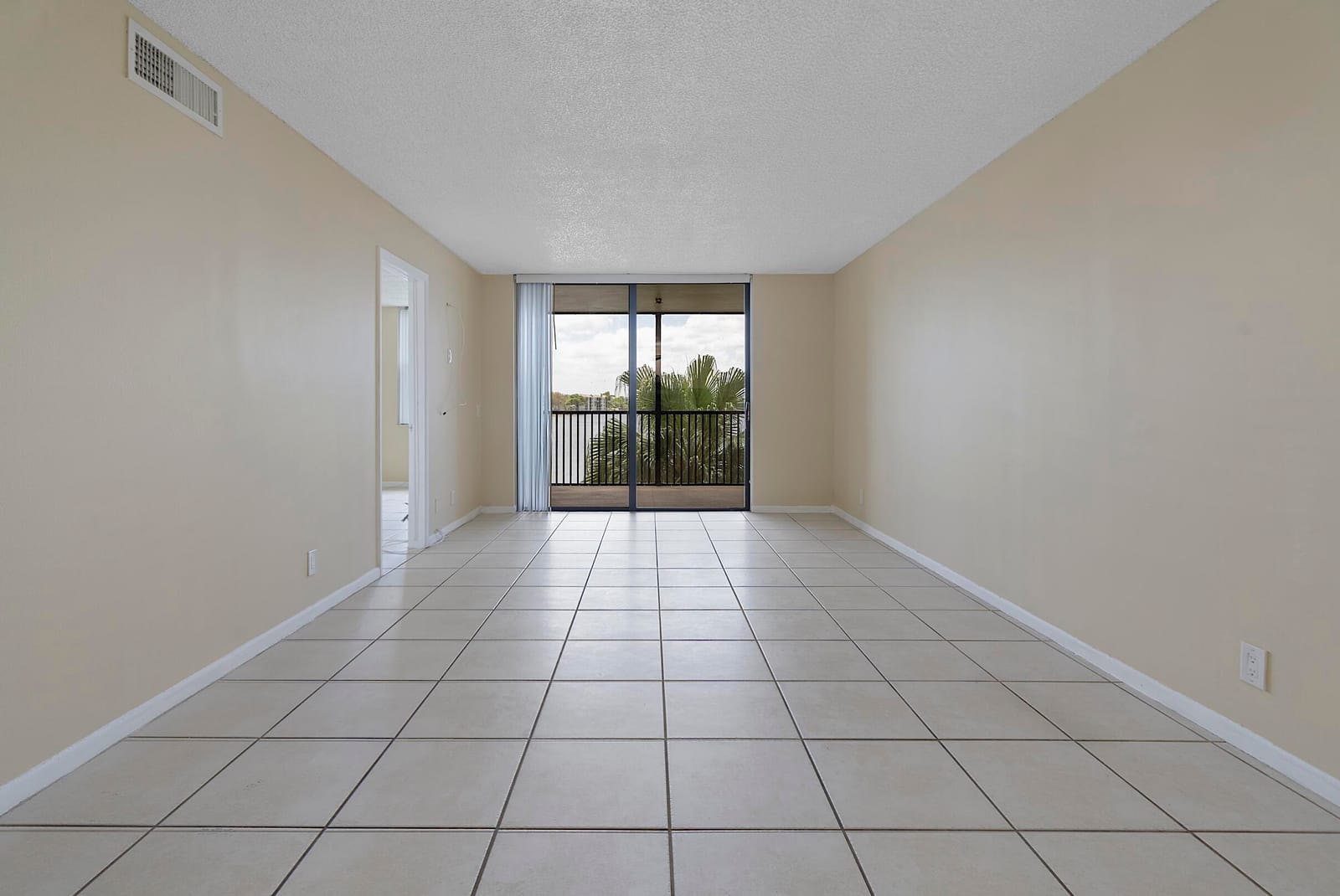 112 LAKE EMERALD Drive 209 — photo 5