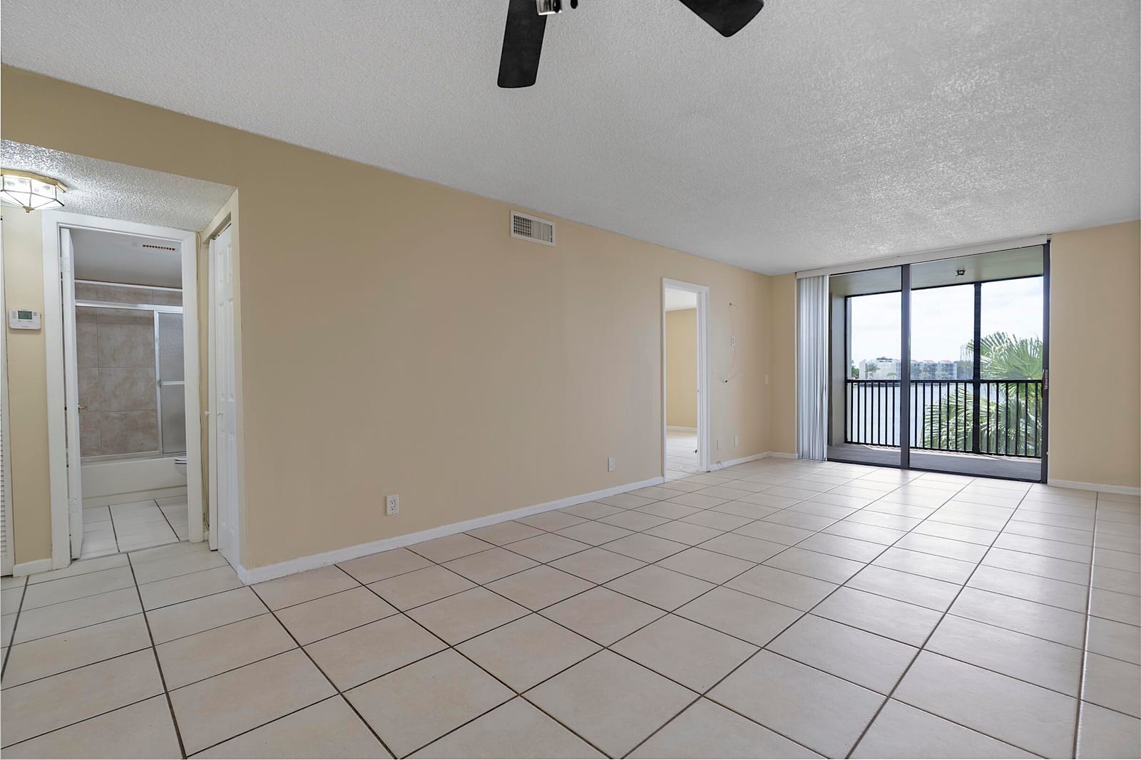 112 LAKE EMERALD Drive 209 — photo 6