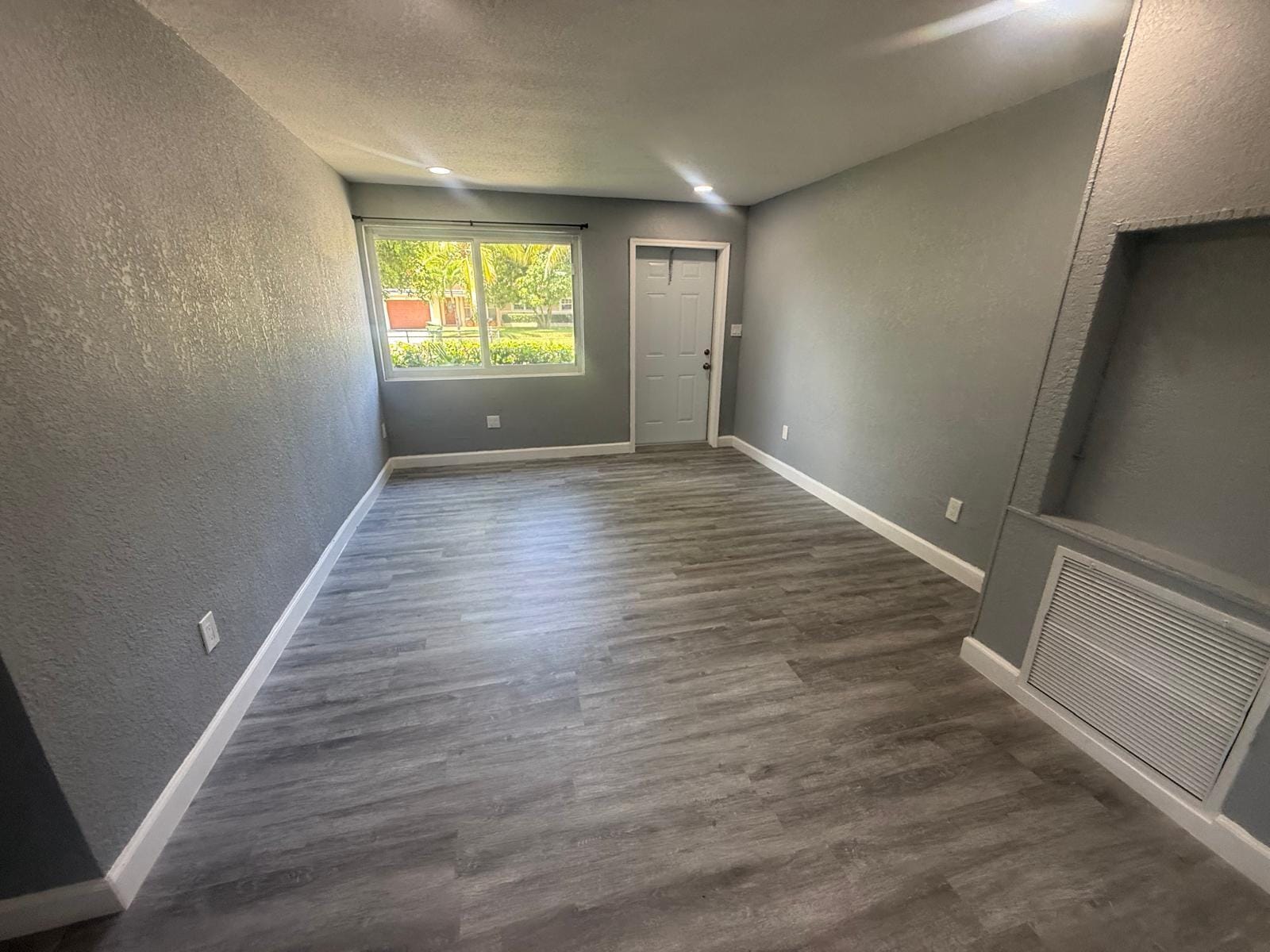 630 E DAYTON Circle — photo 6