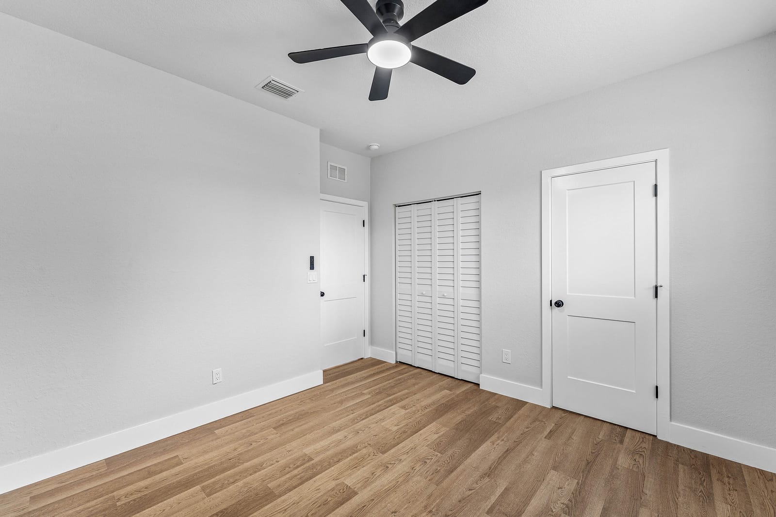 1150 W 25th Street — photo 3