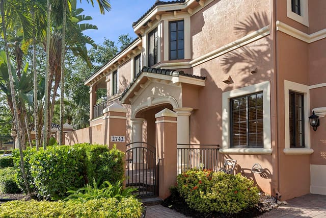 2742 Kinsington Circle, Weston, FL 33332