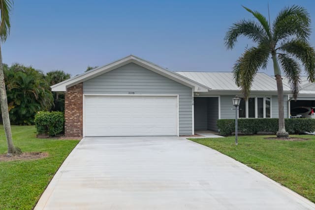 2918 SE Fairway W, Yacht Country Club, Stuart, FL