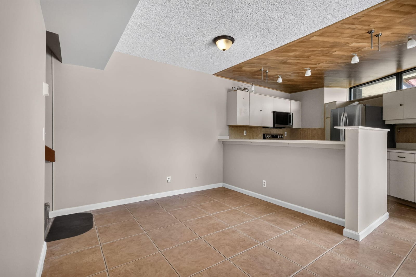 3659 VICTORIA Drive — photo 3