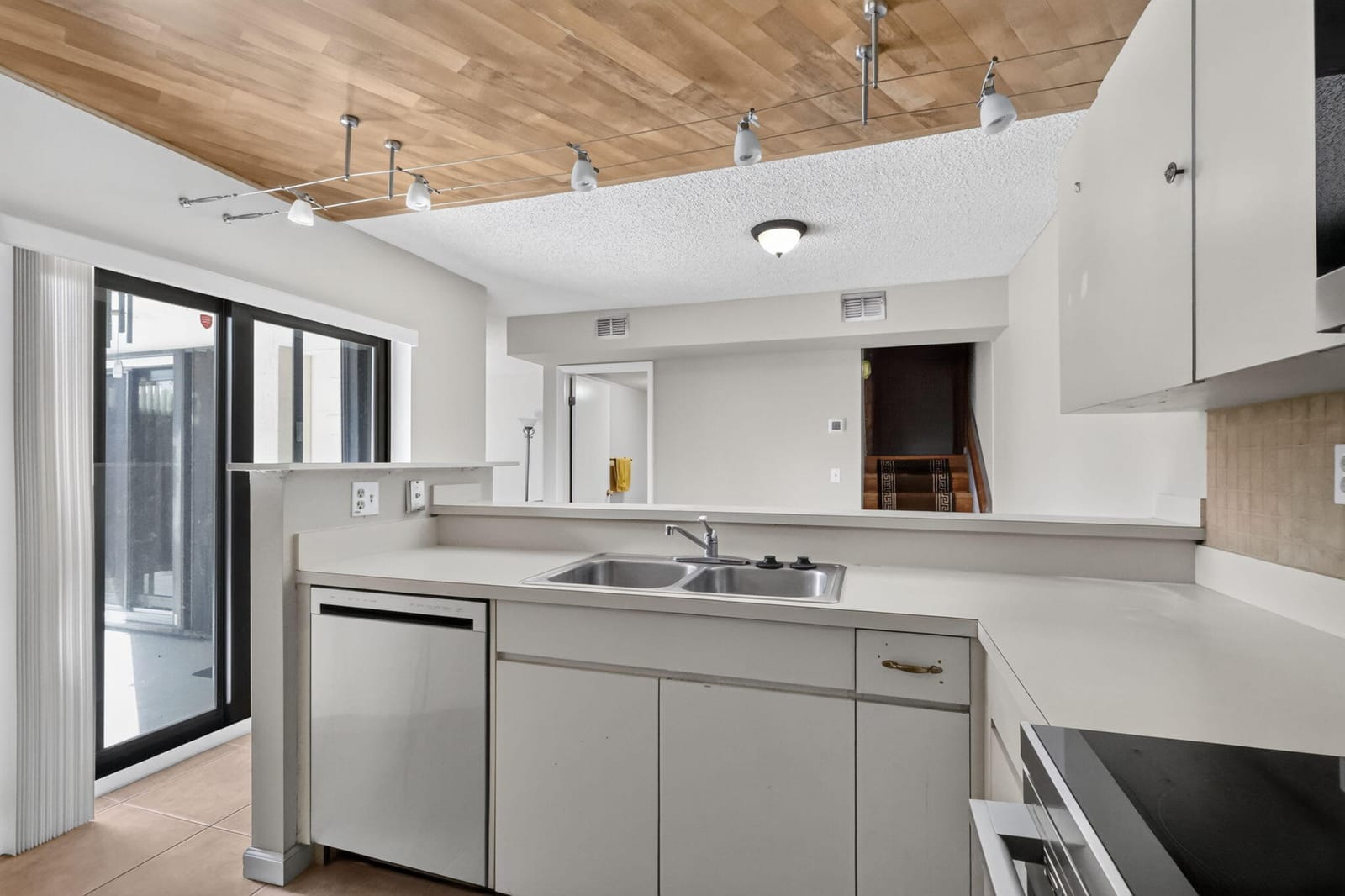 3659 VICTORIA Drive — photo 4