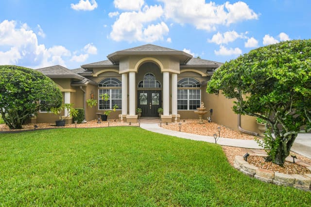 390 SW Jeanne Avenue, Port St. Lucie, FL 34953