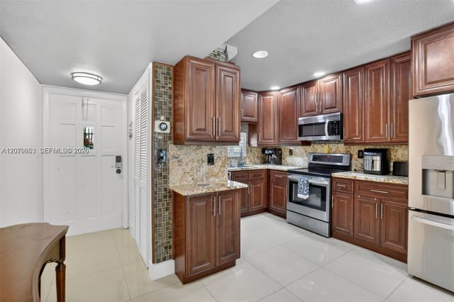 8941 S Hollybrook Boulevard 205, Pembroke Pines, FL 33025