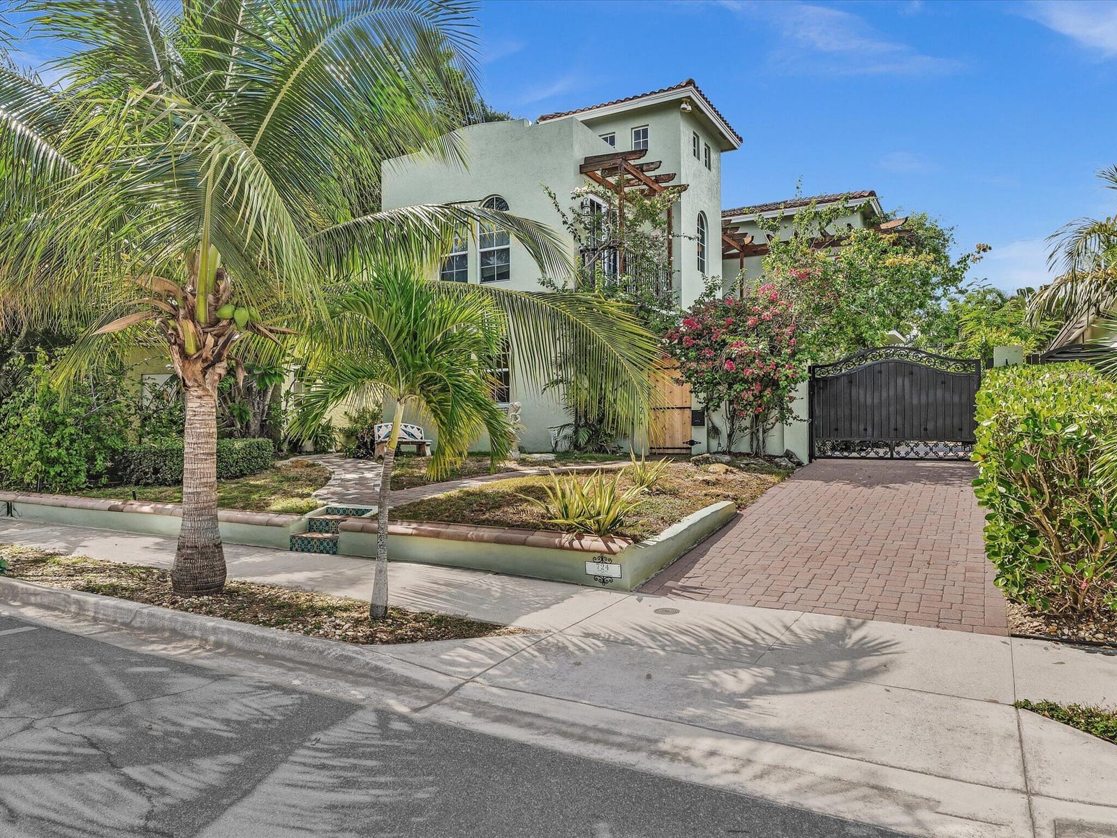 724 PARK Place, West Palm Beach, FL 33401 photo 1