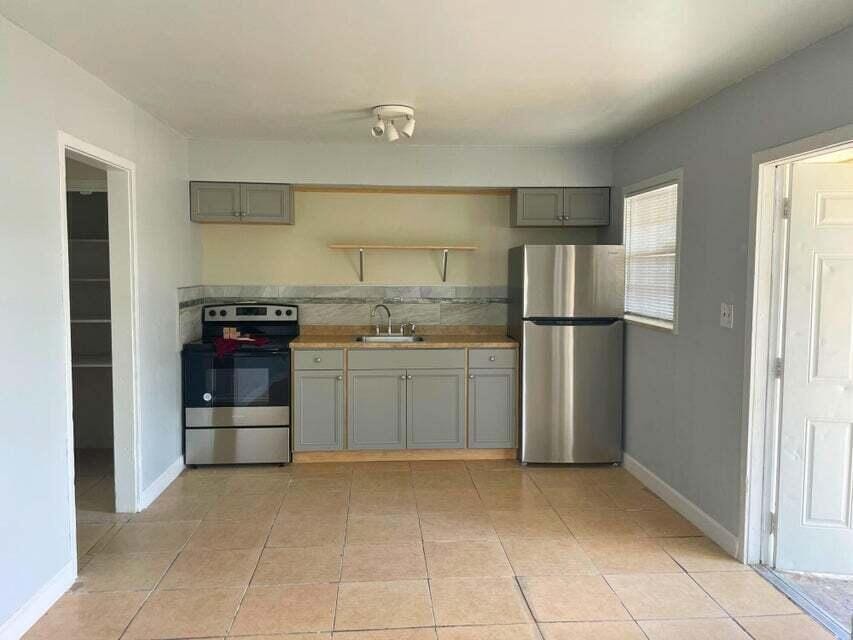 243 SE 24th Avenue, Boynton Beach, FL 33435 photo 2