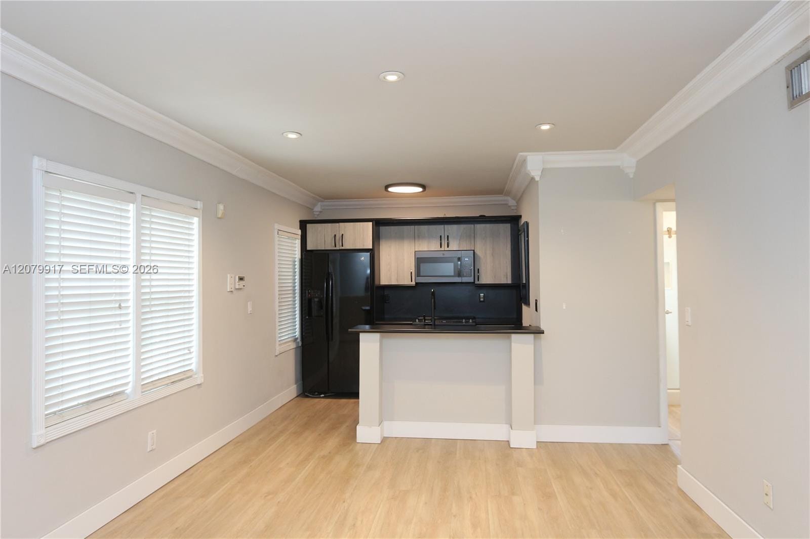 3375 Franklin Avenue B — photo 3
