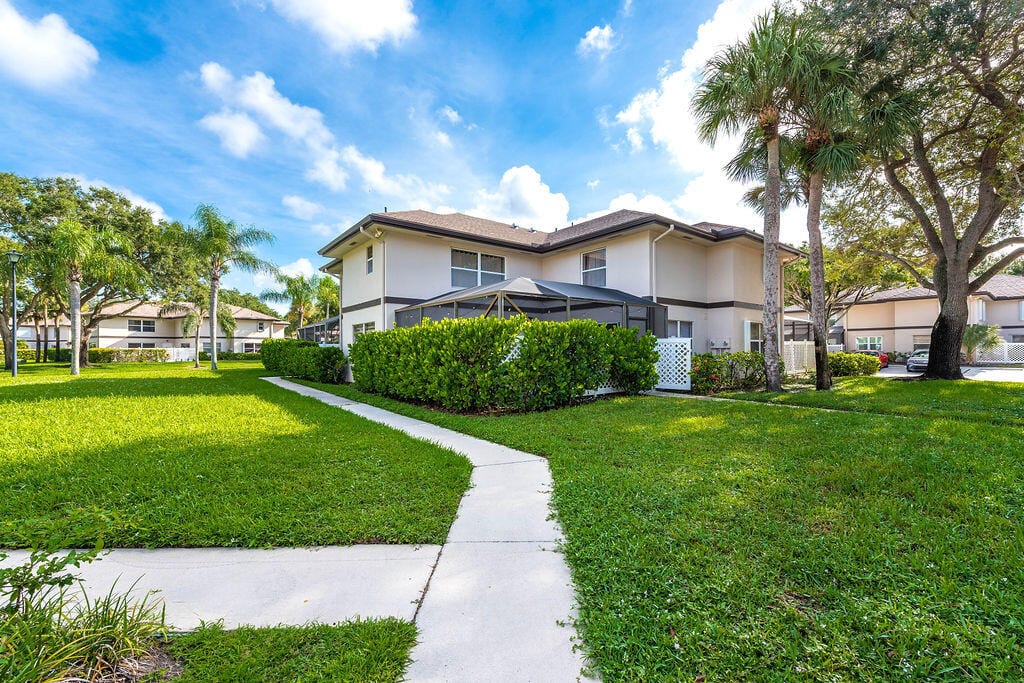 38 Essex Court D, Royal Palm Beach, FL 33411