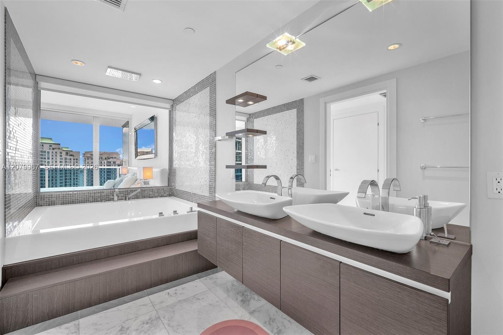 200 Biscayne Boulevard Way 3703, Miami, FL 33131 photo 21
